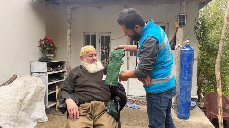 Kazak doktor, Hakkari'de şifa dağıtıyor