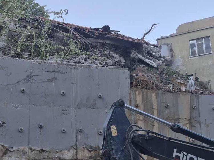 Zonguldak’ta çöken 3 katlı evin çevresindeki 7 bina tahliye edildi