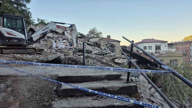 Zonguldak’ta çöken 3 katlı evin çevresindeki 7 bina tahliye edildi