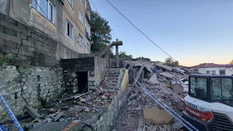 Zonguldak’ta çöken 3 katlı evin çevresindeki 7 bina tahliye edildi
