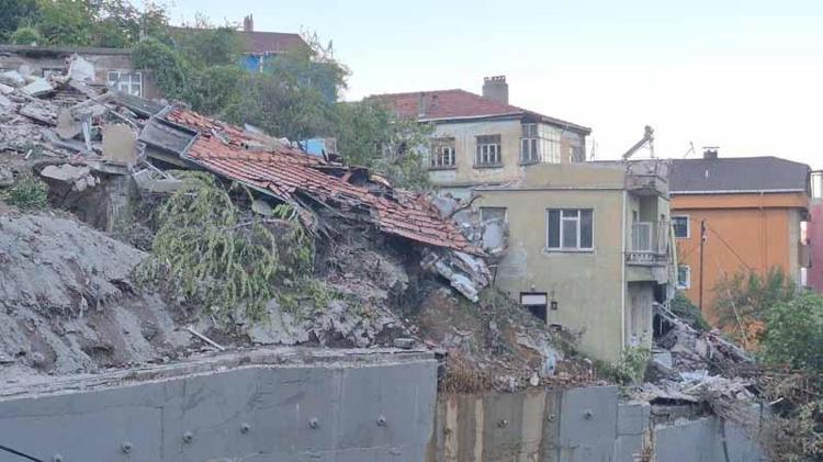 Zonguldak’ta çöken 3 katlı evin çevresindeki 7 bina tahliye edildi