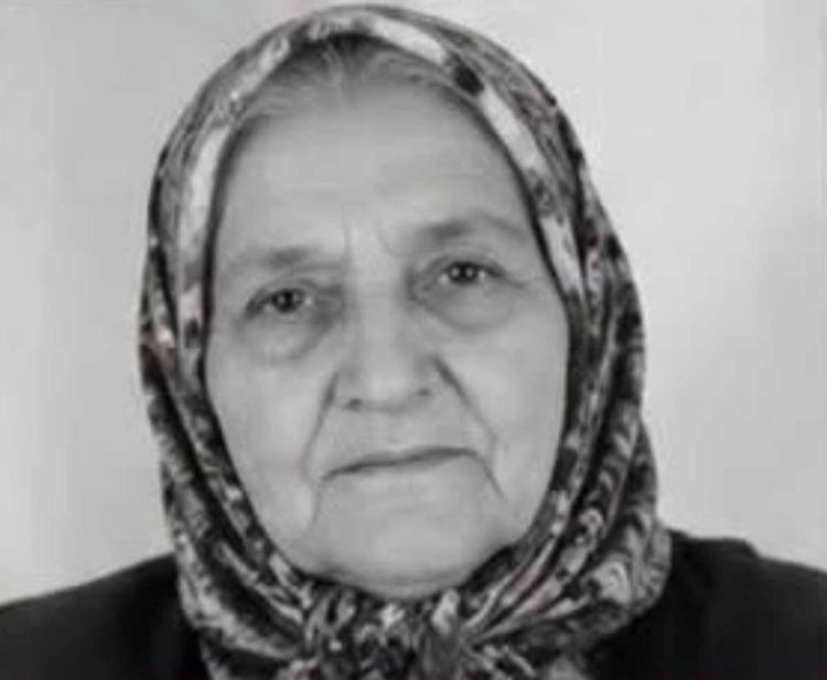Yıkılan binada yaşamını yitiren kadın toprağa verildi