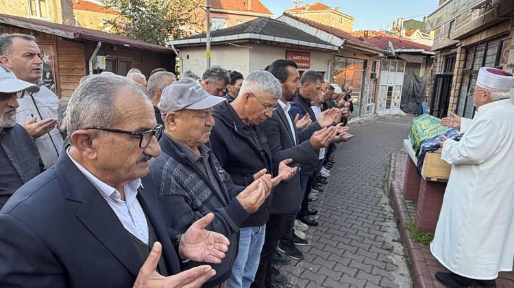 Yıkılan binada yaşamını yitiren kadın toprağa verildi