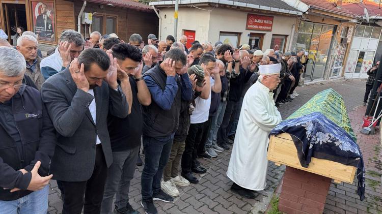 Yıkılan binada yaşamını yitiren kadın toprağa verildi