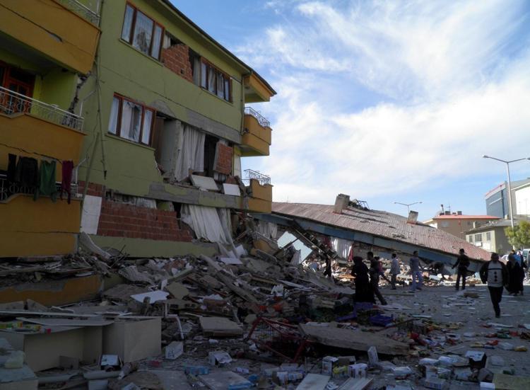 Van depreminin üzerinden 15 yıl geçti; acılar ilk günkü gibi taze