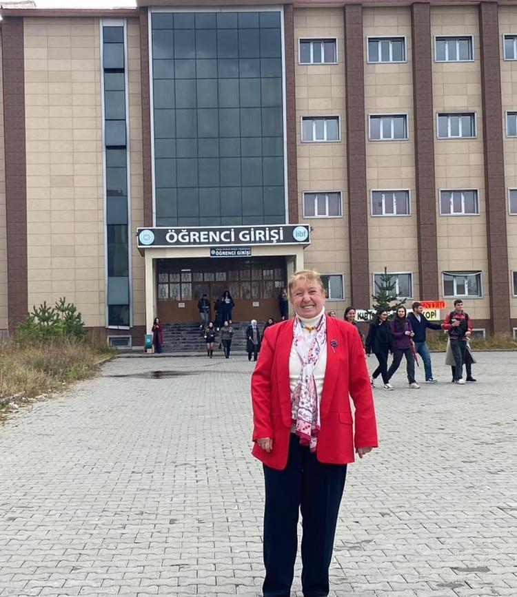 69 yaşında üniversiteden mezun oldu, 71 yaşında yüksek lisansa başladı