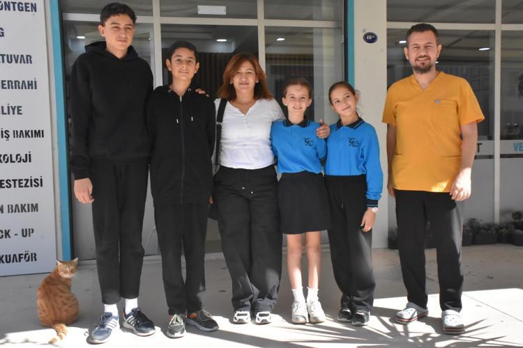 Ortaokul öğrencileri, yaralı kedi 'Kurabiye'nin tedavisi için harçlıklarını biriktirdi