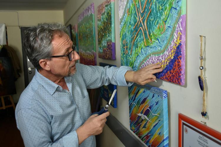 İzmirli emlakçı, mesaisine resim fırçasıyla renk katıyor