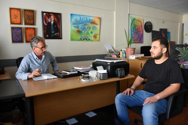 İzmirli emlakçı, mesaisine resim fırçasıyla renk katıyor