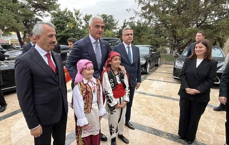 Bakan Ersoy: Kütüphaneleri çoğaltmak, toplumumuzun düşünce dünyasını zenginleştirmektir