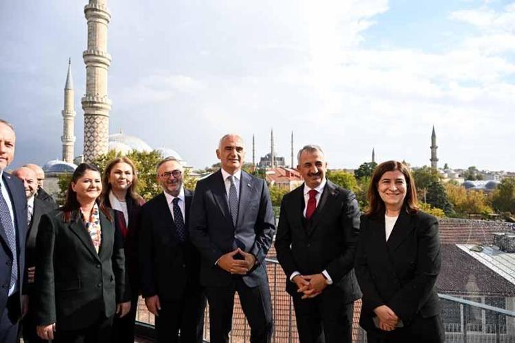 Bakan Ersoy: Kütüphaneleri çoğaltmak, toplumumuzun düşünce dünyasını zenginleştirmektir