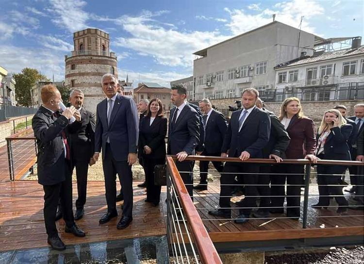 Bakan Ersoy: Kütüphaneleri çoğaltmak, toplumumuzun düşünce dünyasını zenginleştirmektir