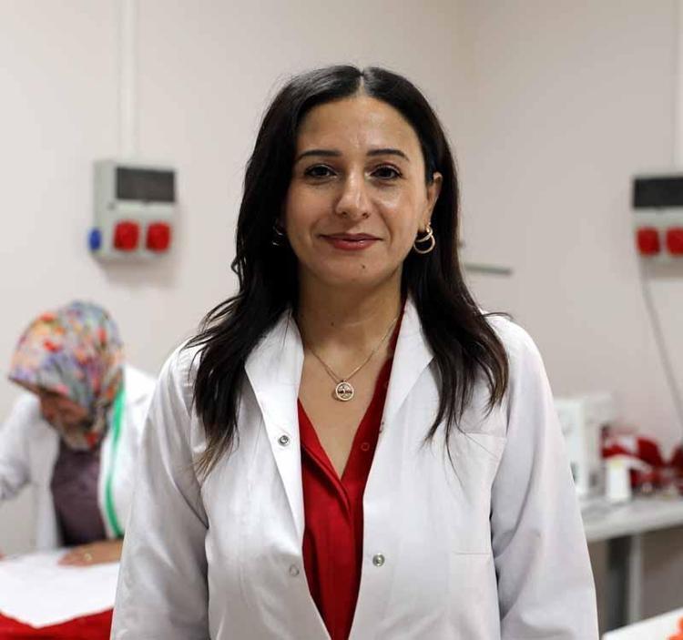 Bayrak sevgisini el emeğiyle yaşatıyorlar
