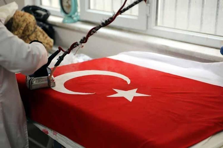Bayrak sevgisini el emeğiyle yaşatıyorlar