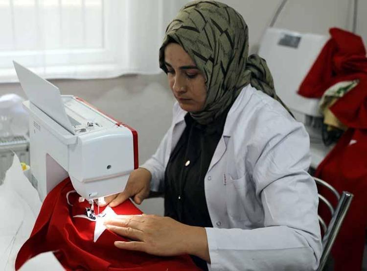 Bayrak sevgisini el emeğiyle yaşatıyorlar