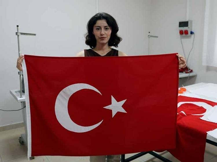 Bayrak sevgisini el emeğiyle yaşatıyorlar