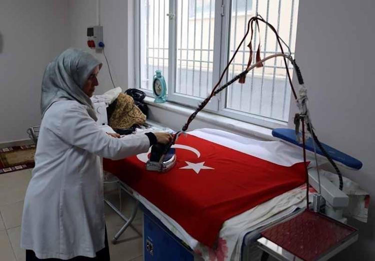 Bayrak sevgisini el emeğiyle yaşatıyorlar