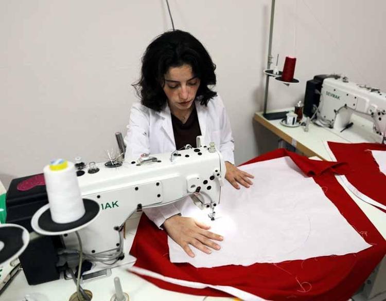 Bayrak sevgisini el emeğiyle yaşatıyorlar