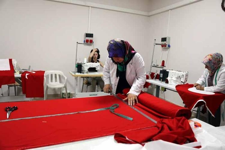 Bayrak sevgisini el emeğiyle yaşatıyorlar