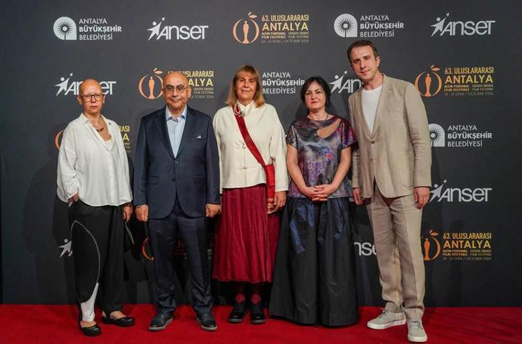 Altın Portakal'da kırmızı halı şıklığı