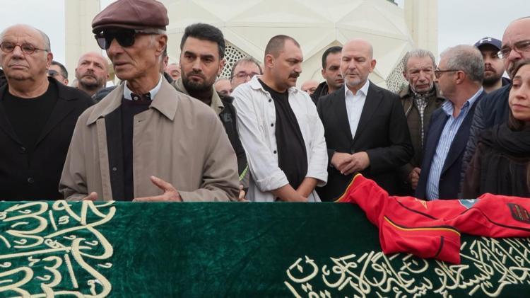 Şarkıcı Nev son yolculuğuna uğurlandı