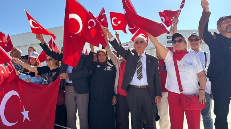 Cumhuriyet Bayramı'na özel koreografi; insanlar hilal, akrobasi uçağı yıldız oldu