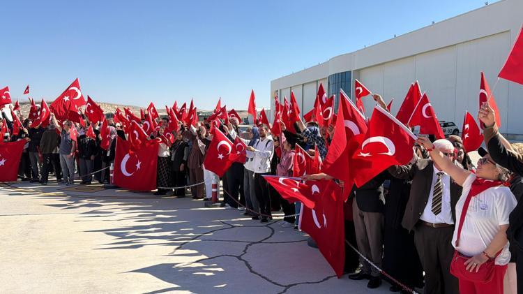 Cumhuriyet Bayramı'na özel koreografi; insanlar hilal, akrobasi uçağı yıldız oldu