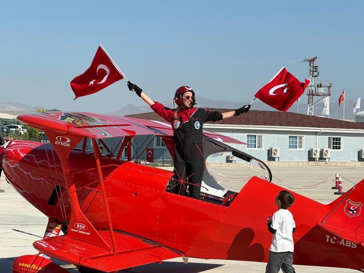 Cumhuriyet Bayramı'na özel koreografi; insanlar hilal, akrobasi uçağı yıldız oldu