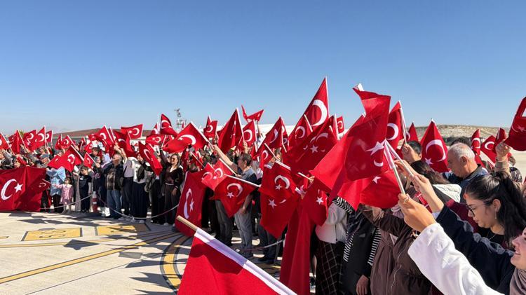 Cumhuriyet Bayramı'na özel koreografi; insanlar hilal, akrobasi uçağı yıldız oldu