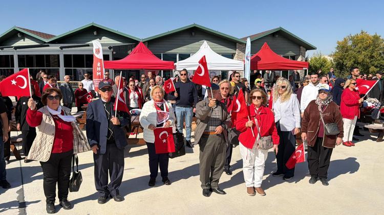 Cumhuriyet Bayramı'na özel koreografi; insanlar hilal, akrobasi uçağı yıldız oldu