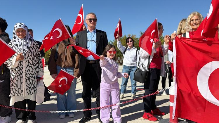 Cumhuriyet Bayramı'na özel koreografi; insanlar hilal, akrobasi uçağı yıldız oldu