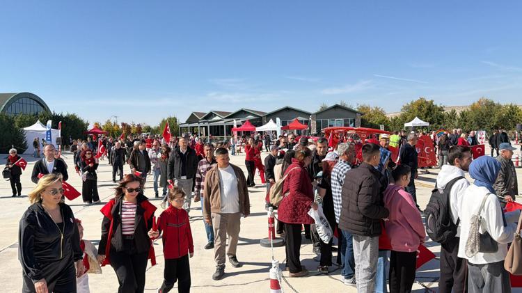 Cumhuriyet Bayramı'na özel koreografi; insanlar hilal, akrobasi uçağı yıldız oldu