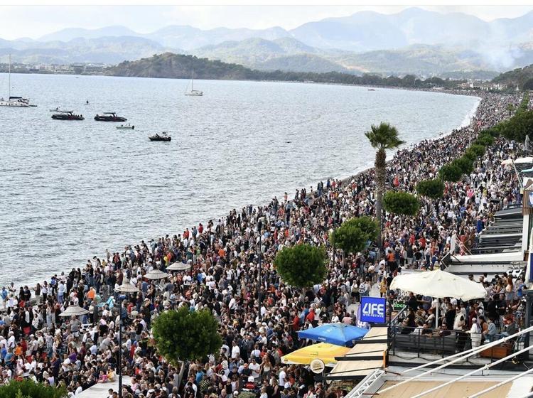 Türk Yıldızları'ndan Fethiye'de gösteri uçuşu