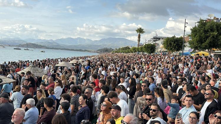 Türk Yıldızları'ndan Fethiye'de gösteri uçuşu