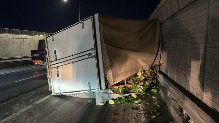 Eskişehir’de 4 ton marul yüklü kamyonet devrildi