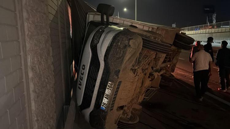 Eskişehir’de 4 ton marul yüklü kamyonet devrildi