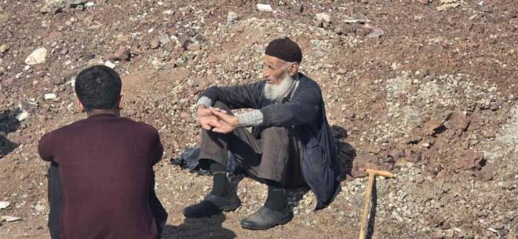 Eşi ve kendisi için mezar kazdırdı