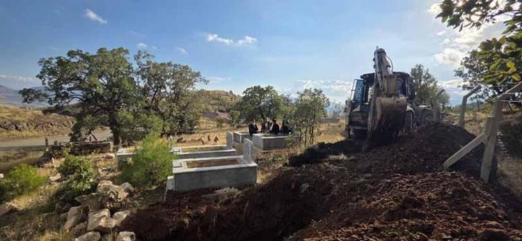 Eşi ve kendisi için mezar kazdırdı