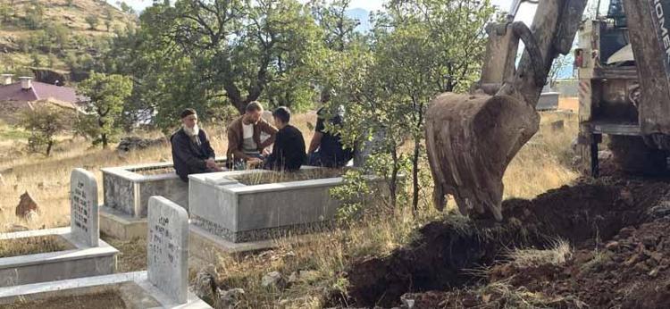 Eşi ve kendisi için mezar kazdırdı
