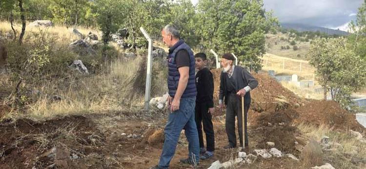 Eşi ve kendisi için mezar kazdırdı
