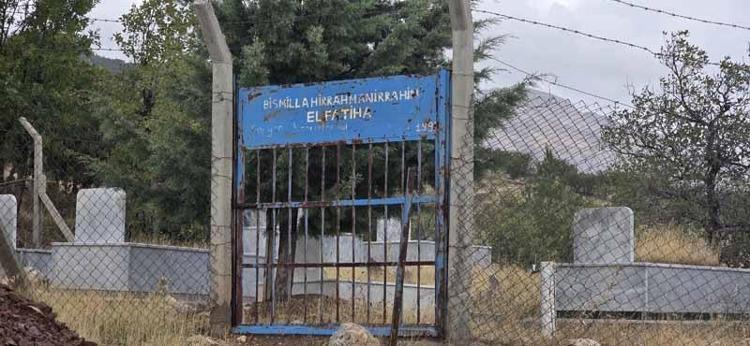 Eşi ve kendisi için mezar kazdırdı