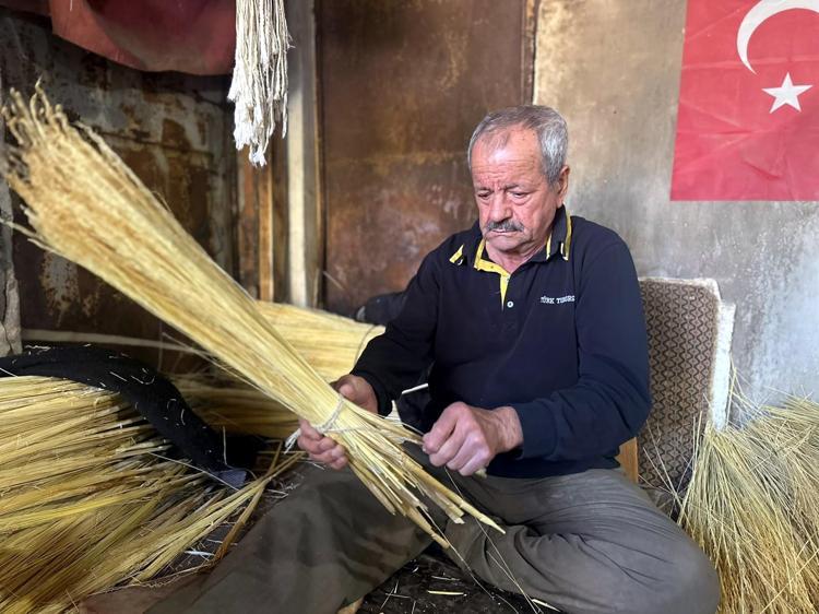 56 yıllık süpürgeci, teknolojiye direniyor