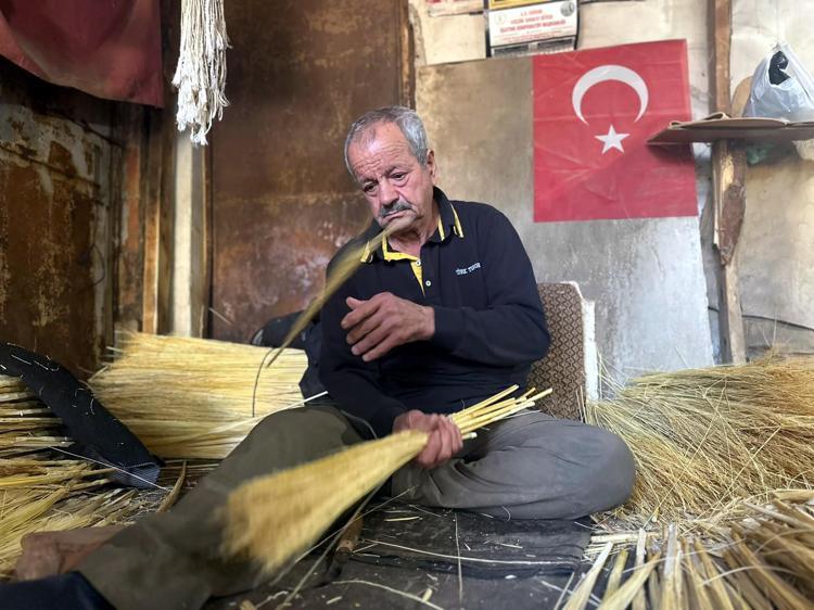 56 yıllık süpürgeci, teknolojiye direniyor