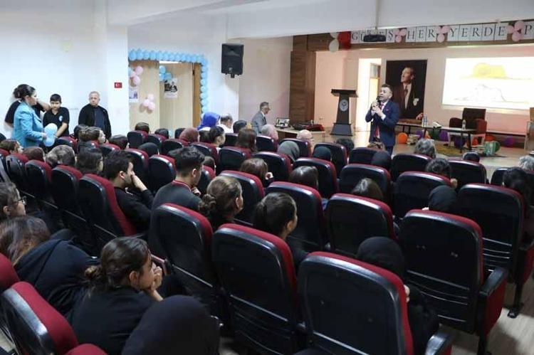 İngilizceyi sokağa taşıyan öğretmen Avrupa birincisi oldu