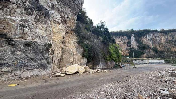 Amasra'da yola kaya parçaları düştü