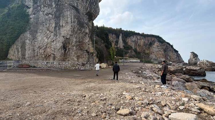 Amasra'da yola kaya parçaları düştü