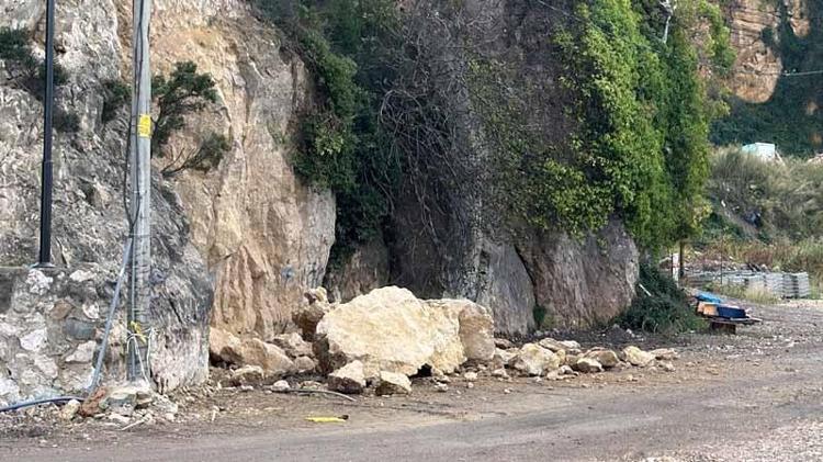 Amasra'da yola kaya parçaları düştü