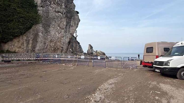 Amasra'da yola kaya parçaları düştü