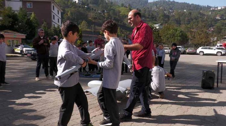 İnsansız hava aracı BAHA, Rize'de öğrencilerle buluştu