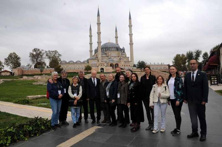 Balkan ülkelerinden 24 ressam, Selimiye Camisi’ni tuvallerine taşıdı